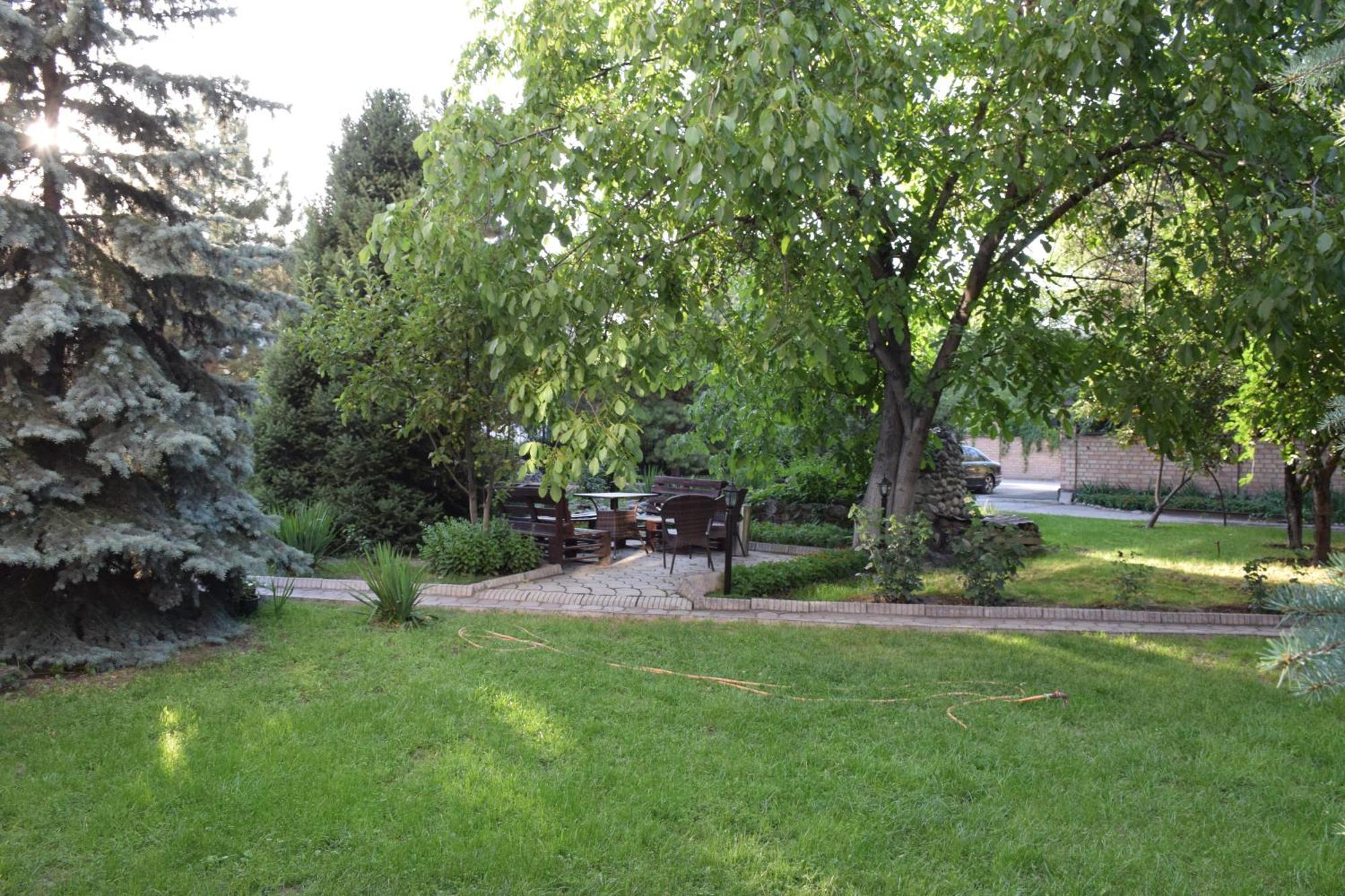 Silk Road Lodge Bishkek Esterno foto