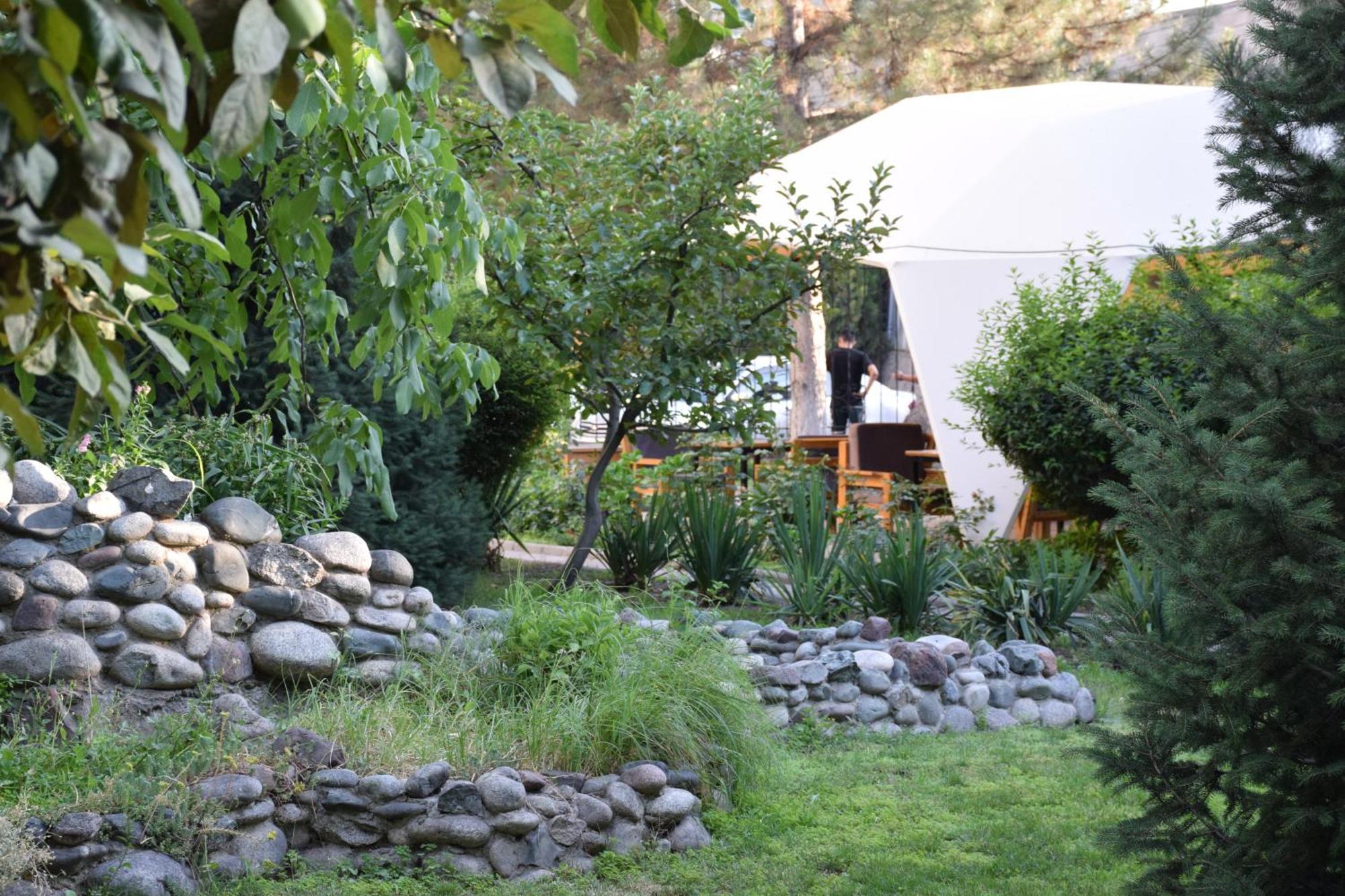Silk Road Lodge Bishkek Esterno foto